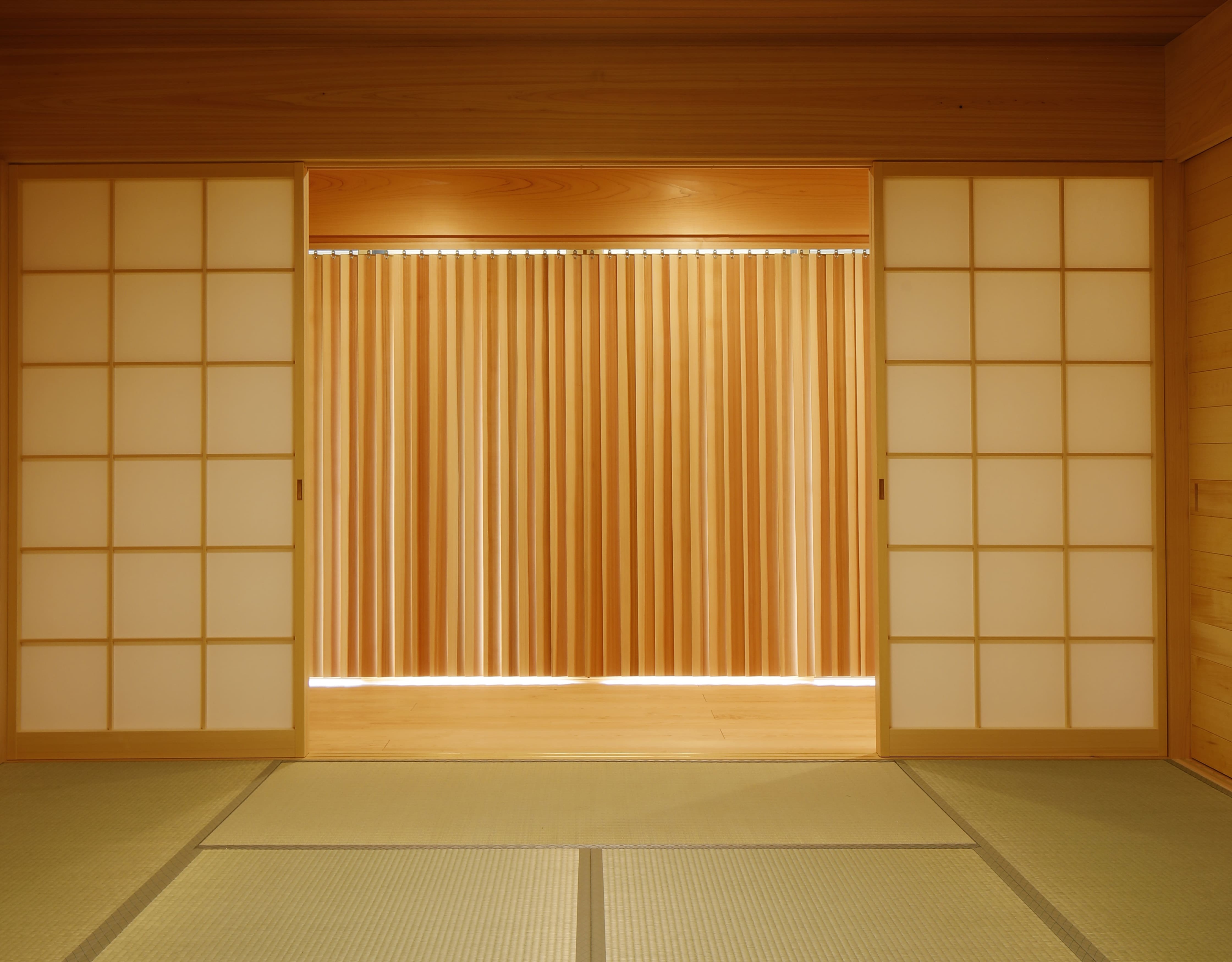 心地よい光と木の温もりを感じる木製ブラインド