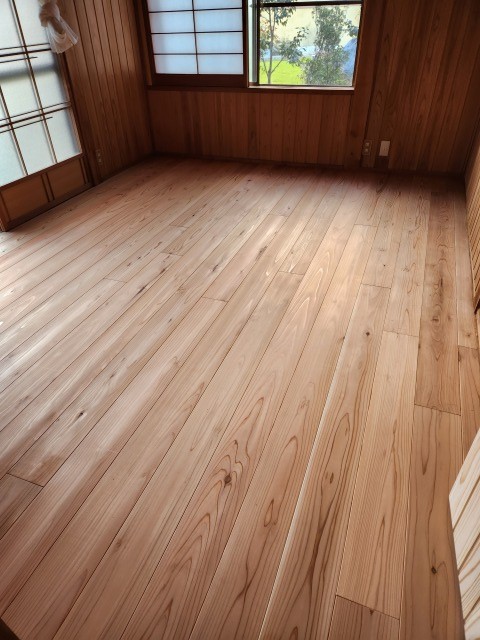 素足が喜ぶ、杉のぬくもりに包まれる暮らし